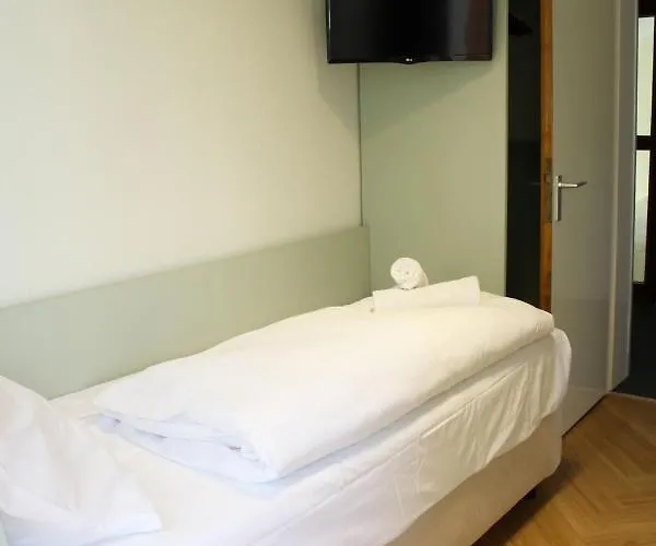 Autobahn Ost Hotell 3*